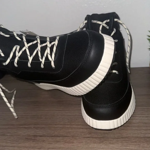 Universal Thread Black and White Sneakers - Picture 6 of 6